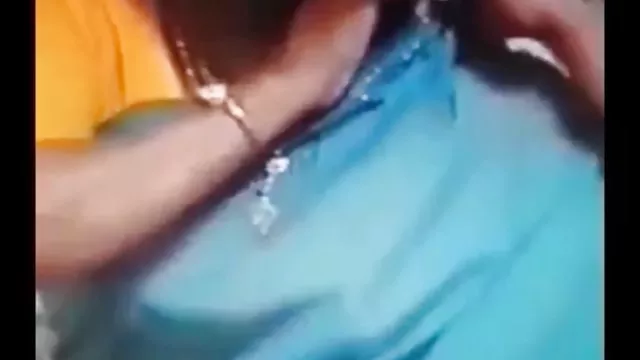குட்டைகள் மற்றும் பனி வழியாக வெறுங்காலுடன் நடந்து செல்லுங்கள்
