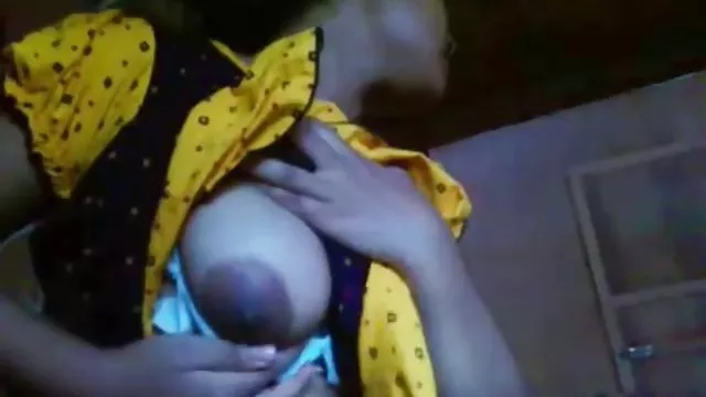 மாணவர் கலைஞர் ஒரு முதிர்ந்த மாதிரியைப் பிடிக்கிறார் மற்றும் அவரது வாயில் படகோட்டி