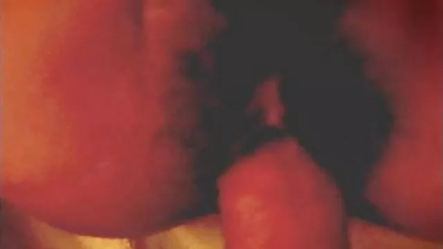 இளம் முலைக்காம்பு ஒரு நீண்ட கண்ணாடி ஃபாலஸை விரல்