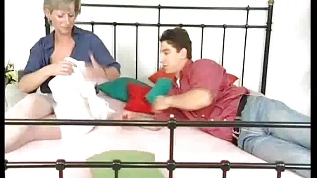 படுக்கையில் பழைய நட்பு செக்ஸ் மற்றும் தொடையில் படகோட்டி