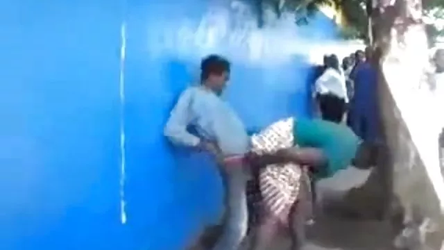 ஆசிரியர் தனது படுக்கையில் ஒரு கணித பாடத்தை நடத்தினார்