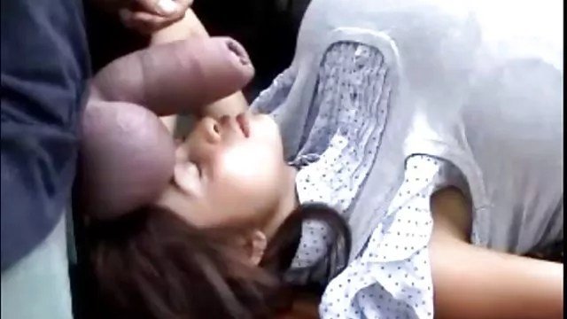 லோலா தனது விரிசலில் ஒரு ஸ்ட்ராபனில் இருந்து கூக்குரலிடுகிறாள்