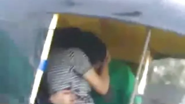 ஒரு பிச் போன்ற தரையில் சுயஇன்பம் மற்றும் படகோட்டி