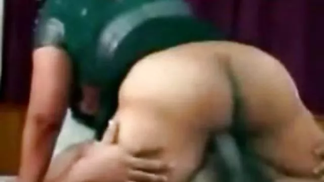 ஒரு கருப்பு மனிதனுடன் உடலுறவுக்கு முன் இறுக்கமான கழுதையில் குத பந்துகள்