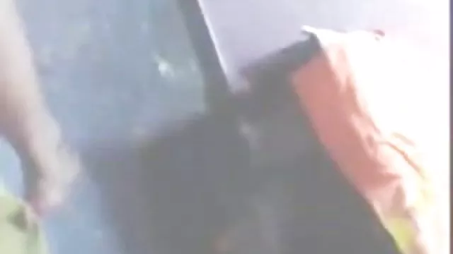 பொன்னிற உடலை இனிமையான ஆடைகளின் கீழ் வைத்து வெகுமதி அளித்தது